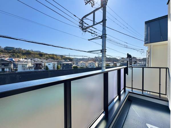 リビングから続くバルコニーも十分な広さがあります
