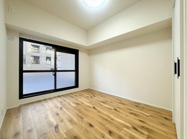 木の質感が温かみを演出するシンプルな洋室