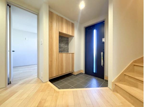 「ただいま」の声が響きそうな開放的な玄関ホール