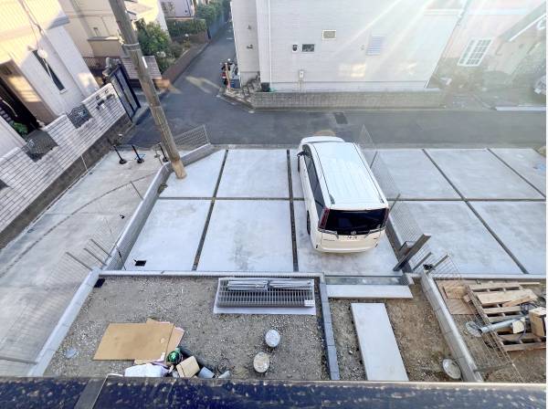 車２台＋自転車、バイクなども十分に置けるスペースがございます