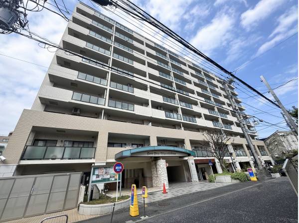 高砂通り沿いに佇むタイル張りのマンション