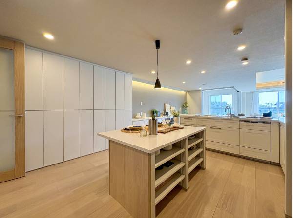 豊富な収納に囲まれつつも圧迫感を感じさせないゆとりある空間