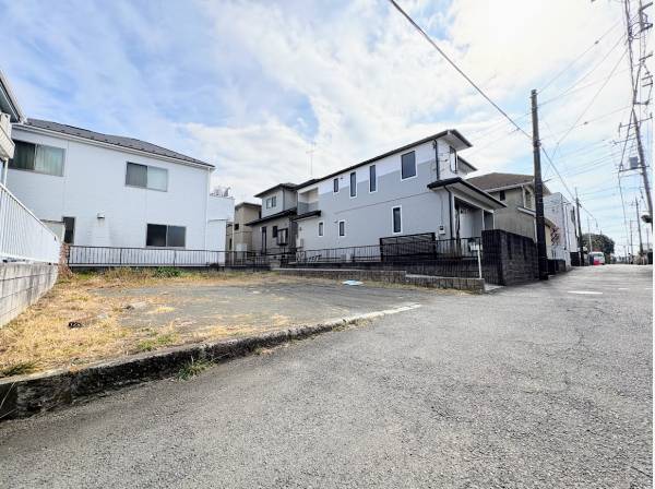 前面道路も広くスムーズに車が出入りできます