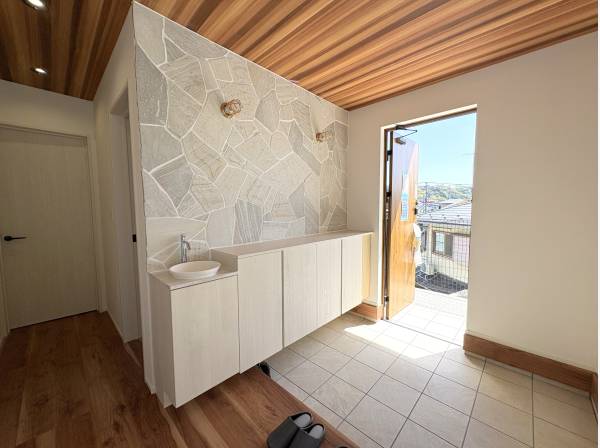 石張りがインパクトのある玄関もゆったりとした広さ