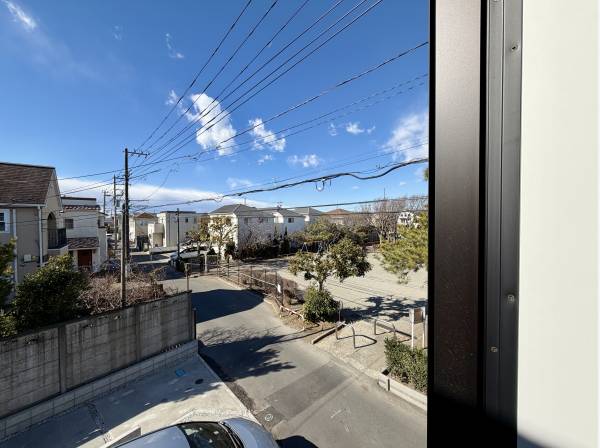 2階の一室から前の公園を見渡すことができます。