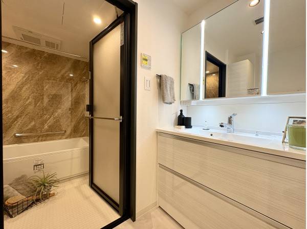 清潔感が広がる洗面室と心地よい浴室のつながり