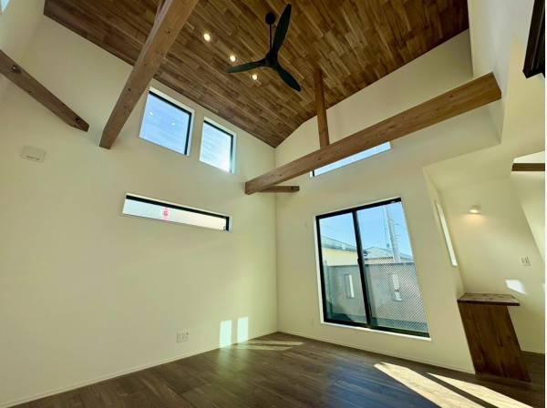 見せ梁が木の温もりを演出するおしゃれな空間
