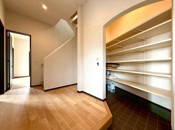 収納豊富な玄関スペース！
