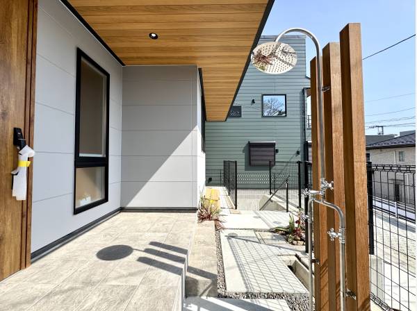 玄関前には本格的な外部シャワーを完備