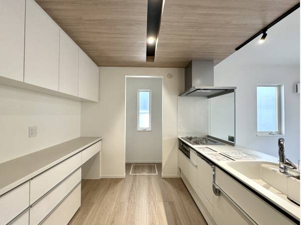 奥にはパントリーとキッチン収納が大容量