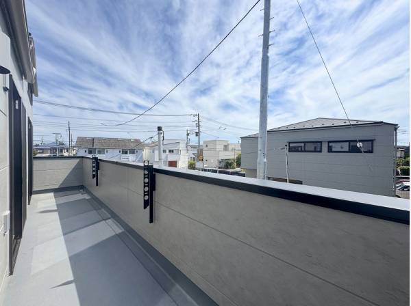 南西に広がるワイドバルコニーは遮る建物もなく開放的な空を堪能できます