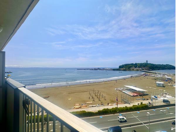 海と江ノ島を一望します