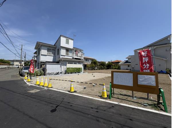 綺麗な開発分譲地に新しい家が建ち、新たな街並みを形成します