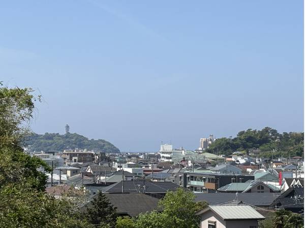 街並みの先には江の島、そしてキラキラと海を望みました