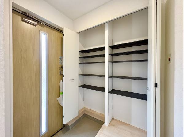 玄関のシューズクロークのは沢山の靴が収納できます