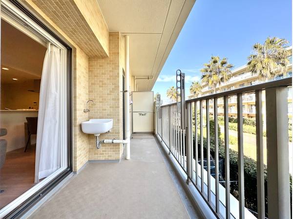 リビングからワイドバルコニーへつながります。