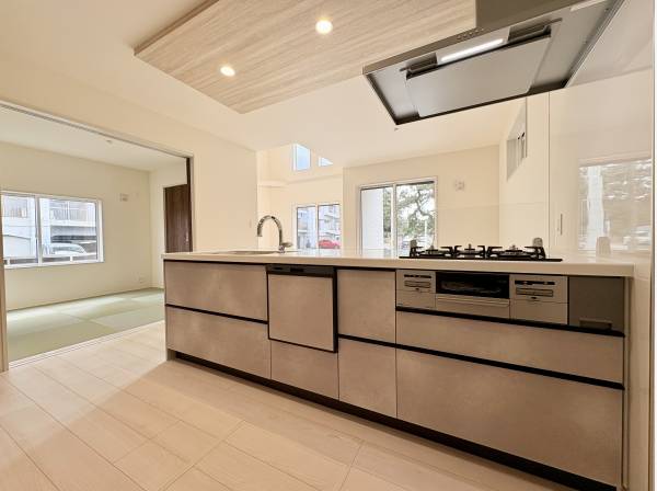 システムキッチン。カウンターが作業スペースと同じ高さで広く使えます