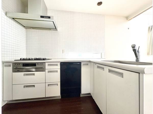 こだわりの対面式L型キッチンはお料理がしやすく使い勝手も良いです。