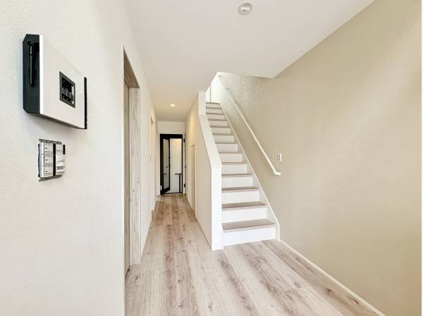 1階玄関ホールはガレージ、LDK、2階と繋がります