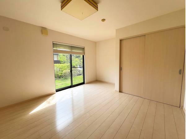 １階のリビングに隣接した洋室９帖、寝室でも応接室としてもＯＫです