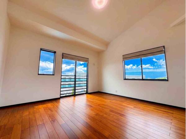 勾配天井の洋室です