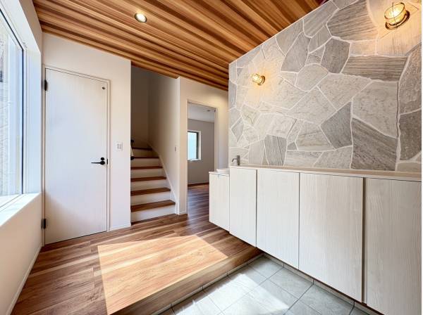 玄関スペースも凝ったデザインです