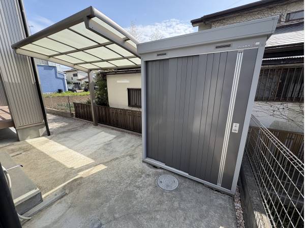 屋根付きでバイクや自転車を置けるスペースと物置も有ります。