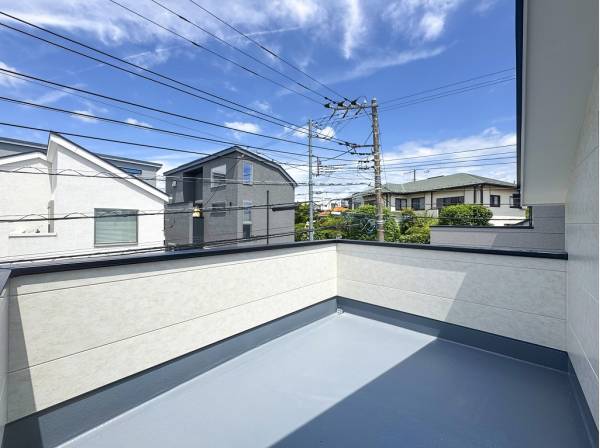 視線を気にせず過ごせるバルコニーは奥行きたっぷり