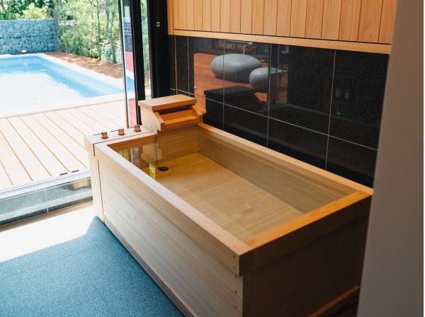 温泉に浸かり、贅沢なお時間をお過ごしください