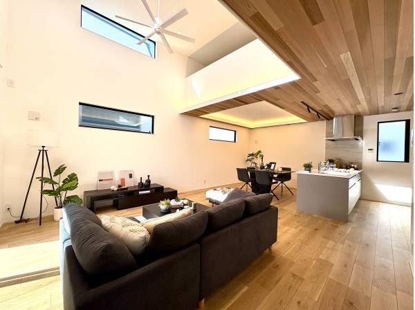 吹き抜け空間のリビングはシーリングファンが優雅に回ります。