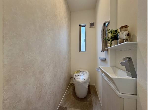 すっきりとしたタンクレストイレには手洗いカウンター付き