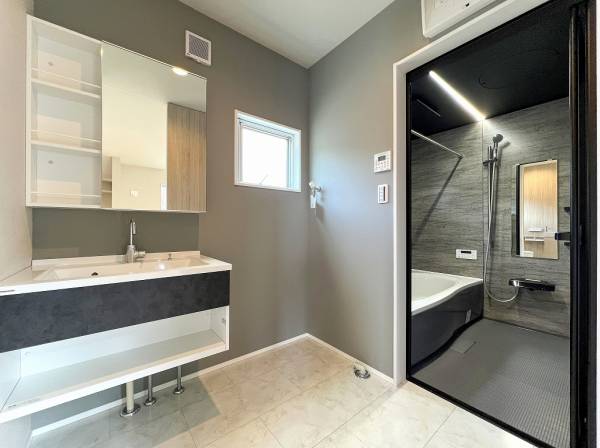 サニタリー＆バスルームは大人っぽい落ち着きのある雰囲気