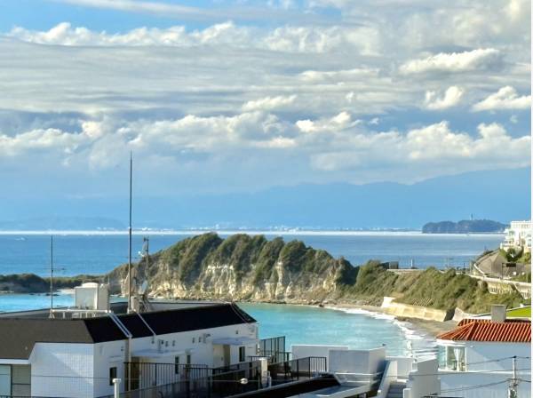海だけでなく江ノ島も望む抜け感