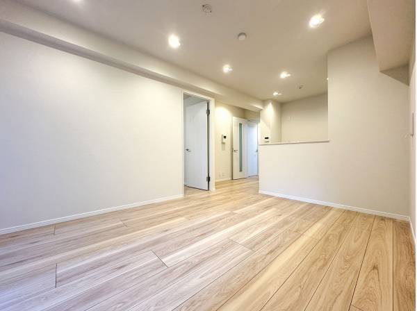 ダウンライトの明かりが温かみのある印象を与えます