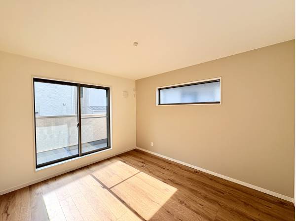 2階洋室（７帖）南向きで明るさ良好です。