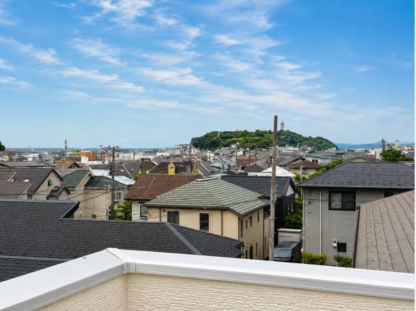 屋上に上がれば江の島ビュー。湘南らしい空と景色が日常を彩ります。