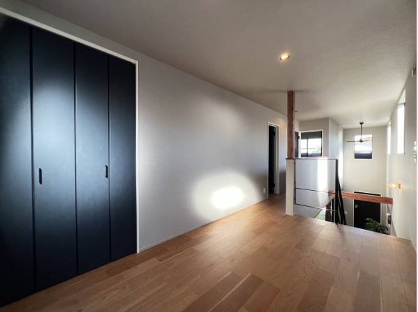 階段を上がると憩いのスペースがございます♪