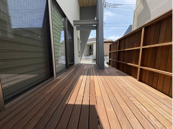 広いウッドデッキでカフェやBBQができそうですよ！