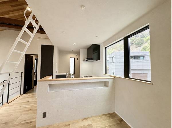 窓から光がよく入るアイランドキッチン