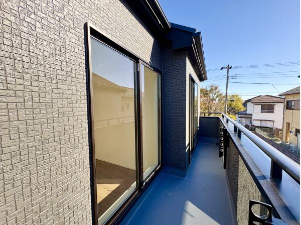 バルコニーは2部屋から行き来可能なゆとりのあるスペース