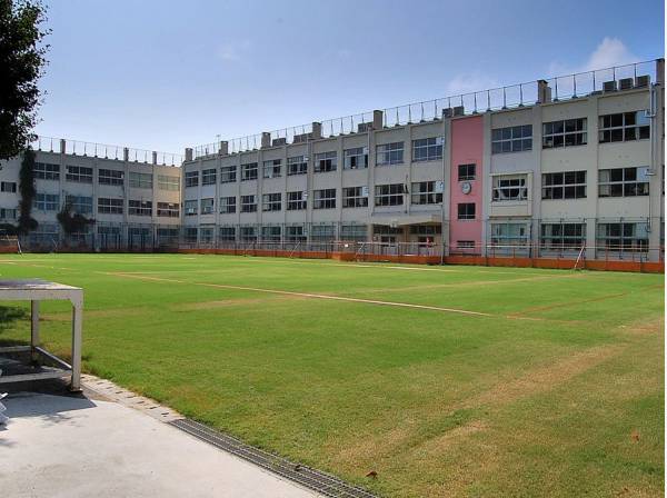 久木小学校まで徒歩1分（約50ｍ）