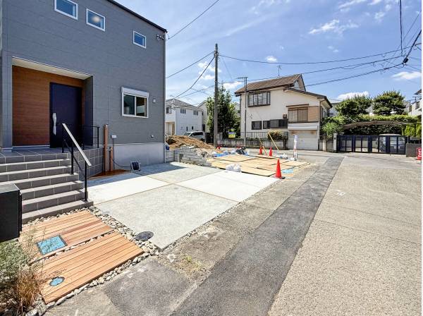 前面道路は５ｍ幅有り、車通りも少ない為、並列２台分、楽々駐車可能です