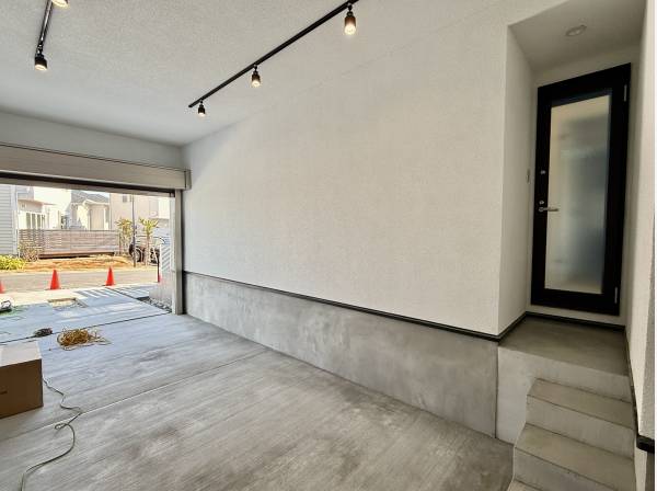 ガレージから室内へ