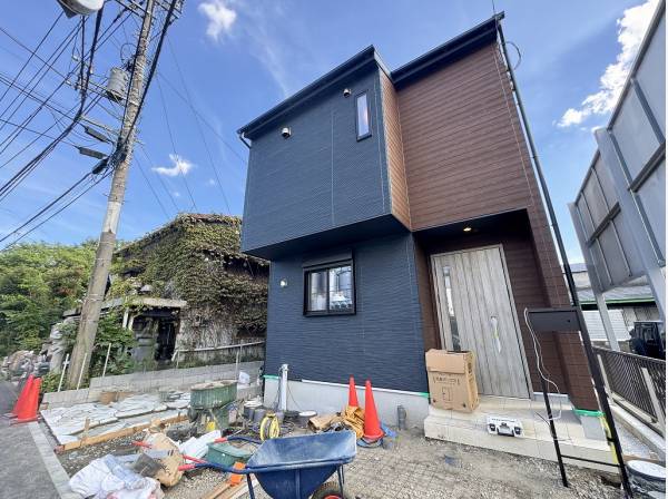 ウッドの玄関ドアが引き立つ落ち着いた配色の外観