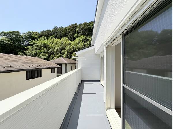 バルコニー南向きで日当たり良好です。