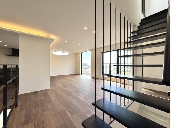 スケルトン階段が映える、デザイン性ある空間演出。