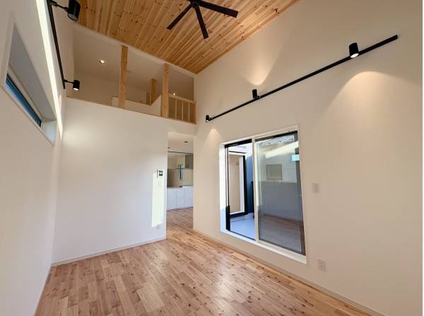 勾配天井で開放的なLDK　シーリングファンが優雅に回ります