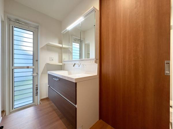 外部シャワーを浴びた後はこの洗面室から家に入れます。