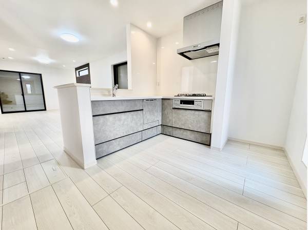 キッチンの裏側も広いスペースがありますので、いろいろな棚を置けます。