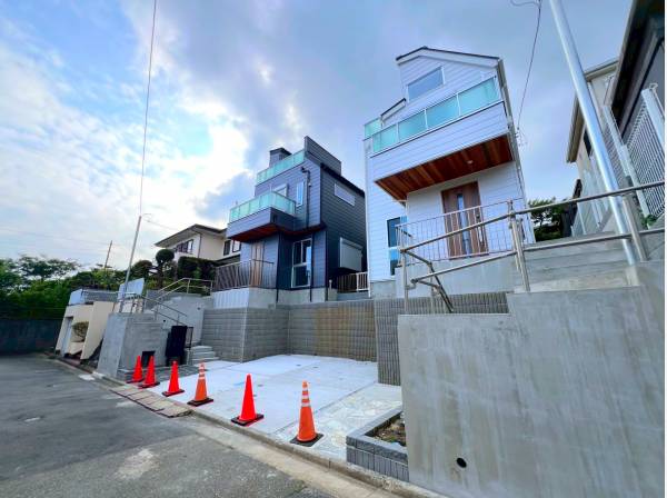 右側のお家でございます♪湘南らしい白亜の外装ですね♪